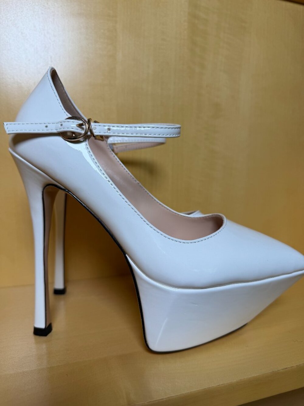6" Platform Point Toe White Heels/Pumps- size 7 NEW